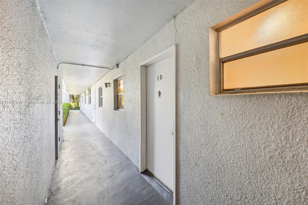 Active With Contract: $148,000 (1 beds, 1 baths, 750 Square Feet)