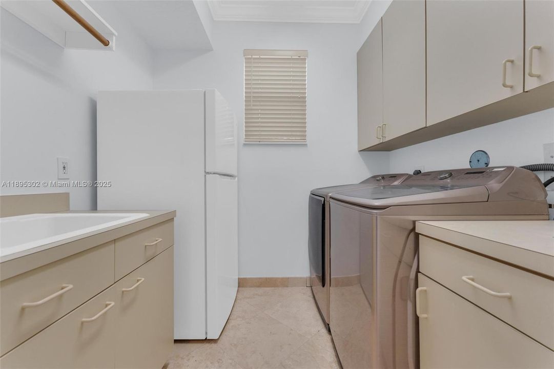 For Sale: $1,399,000 (4 beds, 3 baths, 2652 Square Feet)