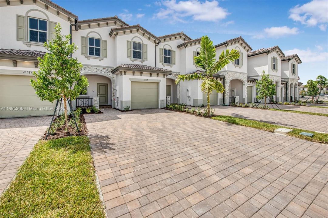 Active With Contract: $3,150 (3 beds, 2 baths, 1633 Square Feet)