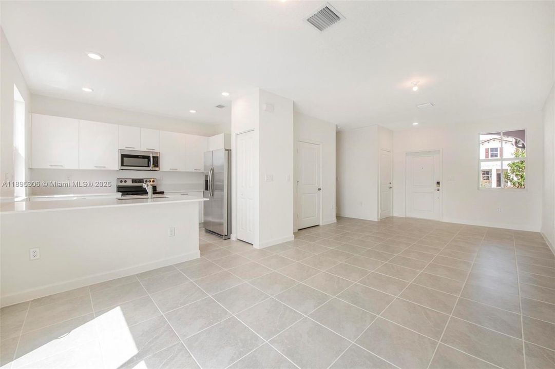 Active With Contract: $3,150 (3 beds, 2 baths, 1633 Square Feet)