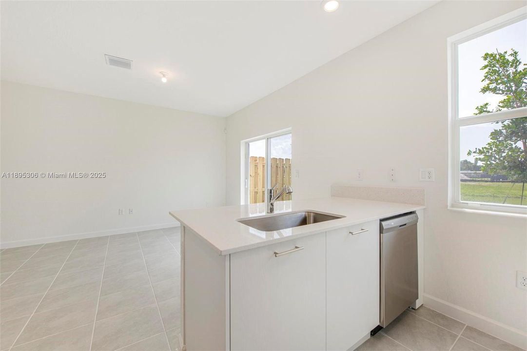 Active With Contract: $3,150 (3 beds, 2 baths, 1633 Square Feet)