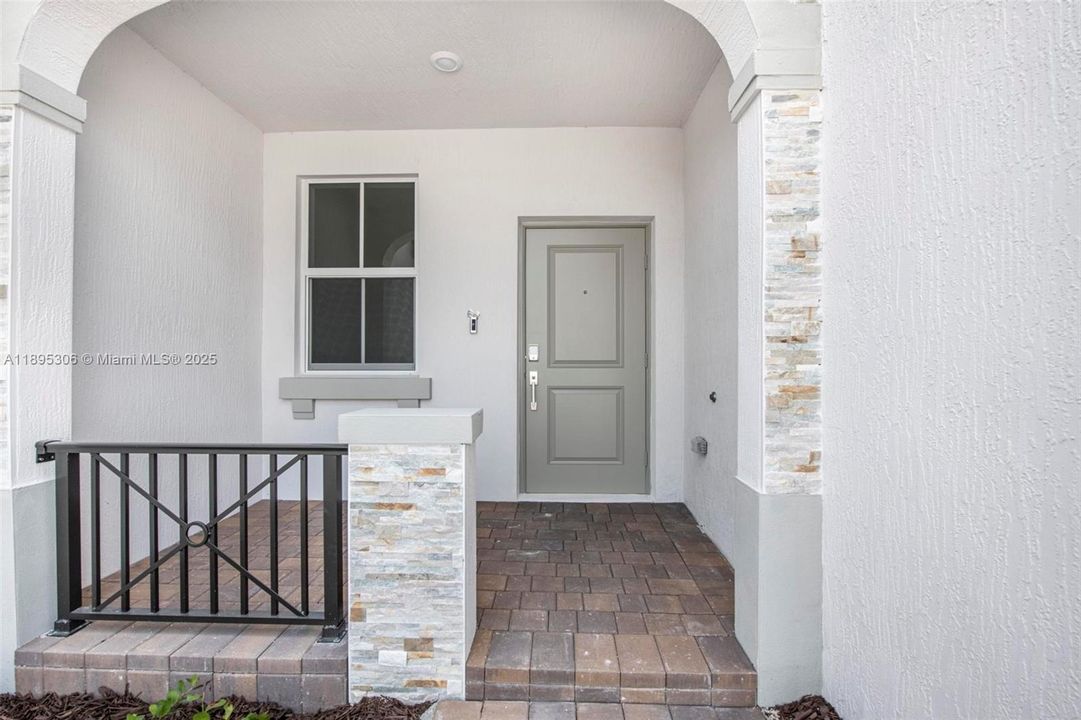 Active With Contract: $3,150 (3 beds, 2 baths, 1633 Square Feet)