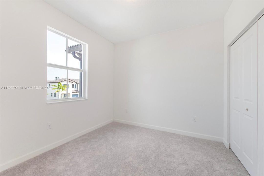 Active With Contract: $3,150 (3 beds, 2 baths, 1633 Square Feet)