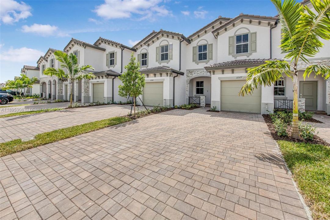 Active With Contract: $3,150 (3 beds, 2 baths, 1633 Square Feet)