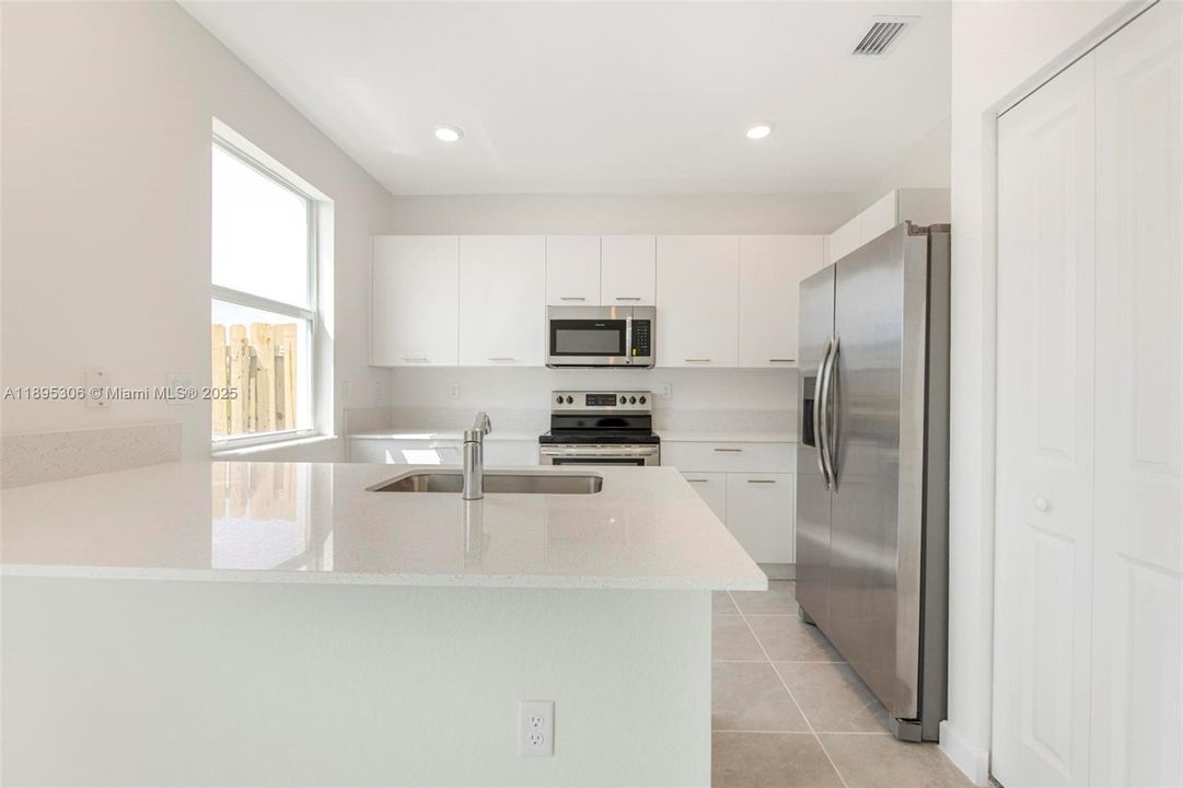 Active With Contract: $3,150 (3 beds, 2 baths, 1633 Square Feet)