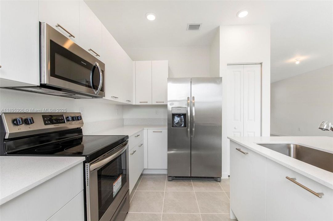 Active With Contract: $3,150 (3 beds, 2 baths, 1633 Square Feet)