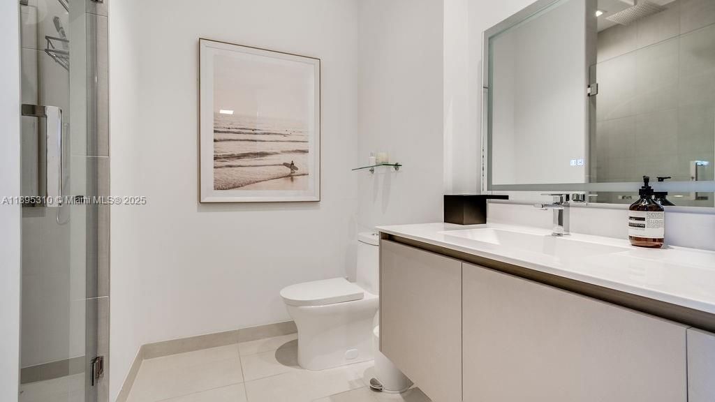 For Sale: $850,000 (1 beds, 2 baths, 975 Square Feet)