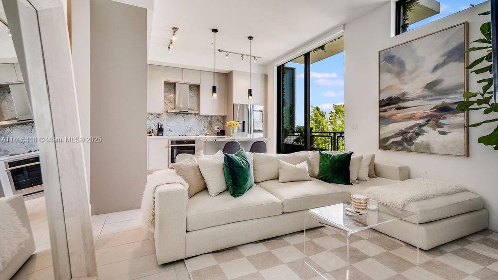 For Sale: $850,000 (1 beds, 2 baths, 975 Square Feet)