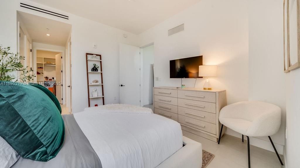 For Sale: $850,000 (1 beds, 2 baths, 975 Square Feet)