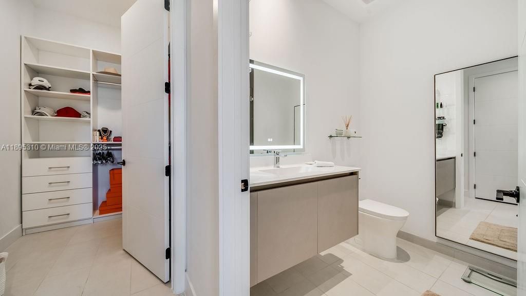 For Sale: $850,000 (1 beds, 2 baths, 975 Square Feet)