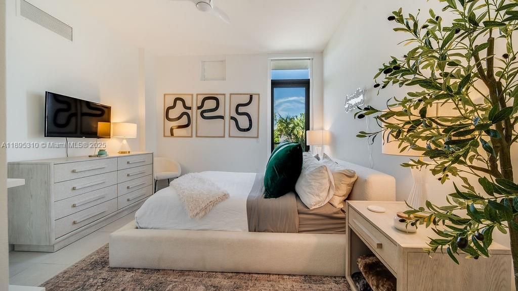 For Sale: $850,000 (1 beds, 2 baths, 975 Square Feet)