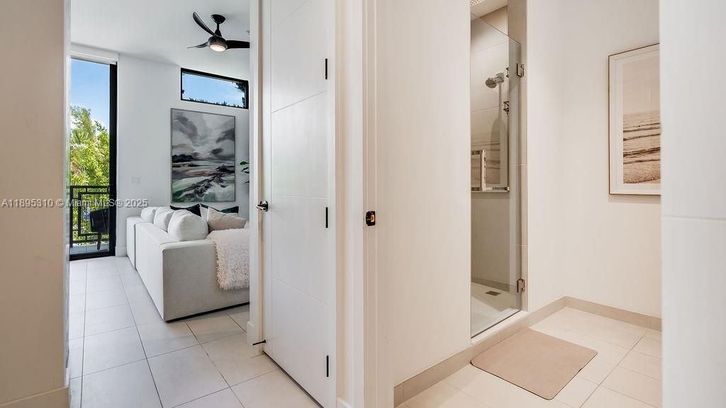 For Sale: $850,000 (1 beds, 2 baths, 975 Square Feet)