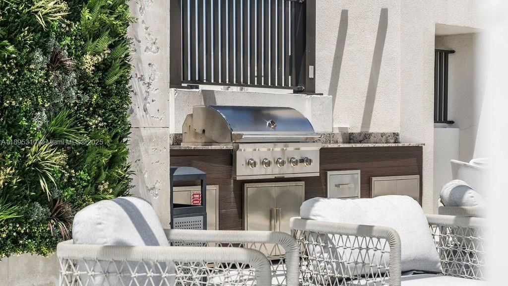 For Sale: $850,000 (1 beds, 2 baths, 975 Square Feet)