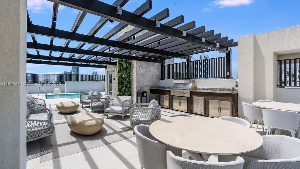 For Sale: $850,000 (1 beds, 2 baths, 975 Square Feet)