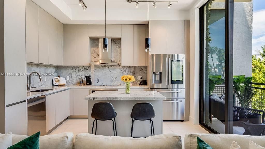 For Sale: $850,000 (1 beds, 2 baths, 975 Square Feet)