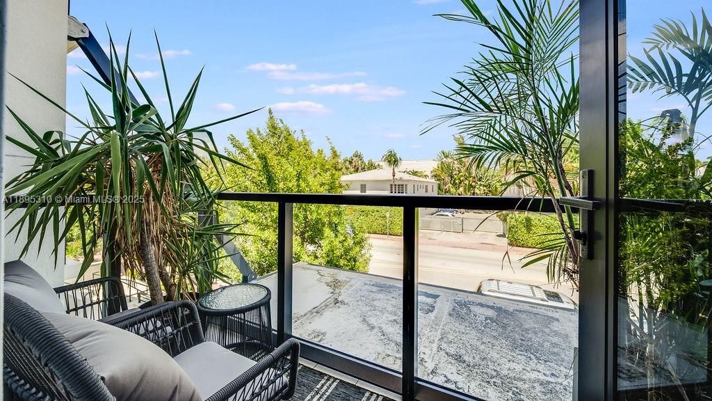 For Sale: $850,000 (1 beds, 2 baths, 975 Square Feet)