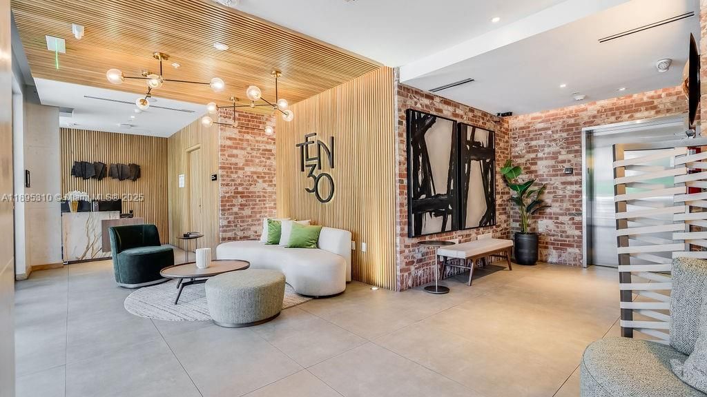 For Sale: $850,000 (1 beds, 2 baths, 975 Square Feet)