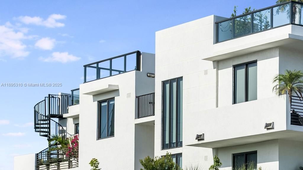 For Sale: $850,000 (1 beds, 2 baths, 975 Square Feet)