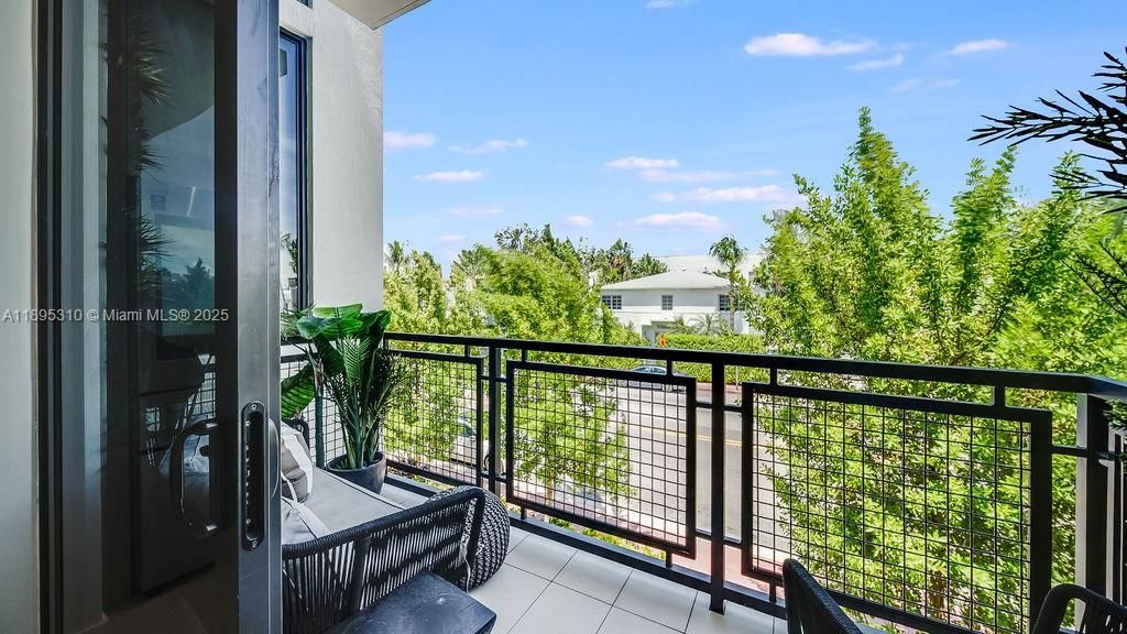 For Sale: $850,000 (1 beds, 2 baths, 975 Square Feet)