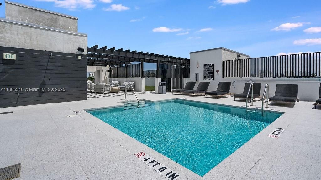 For Sale: $850,000 (1 beds, 2 baths, 975 Square Feet)