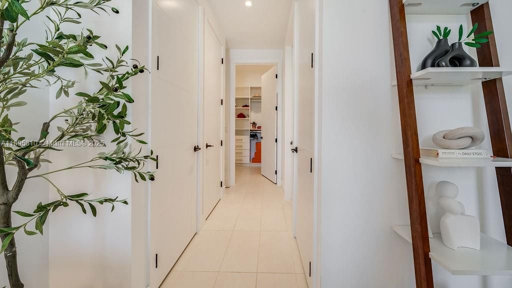 For Sale: $850,000 (1 beds, 2 baths, 975 Square Feet)