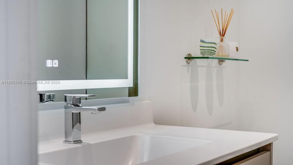 For Sale: $850,000 (1 beds, 2 baths, 975 Square Feet)