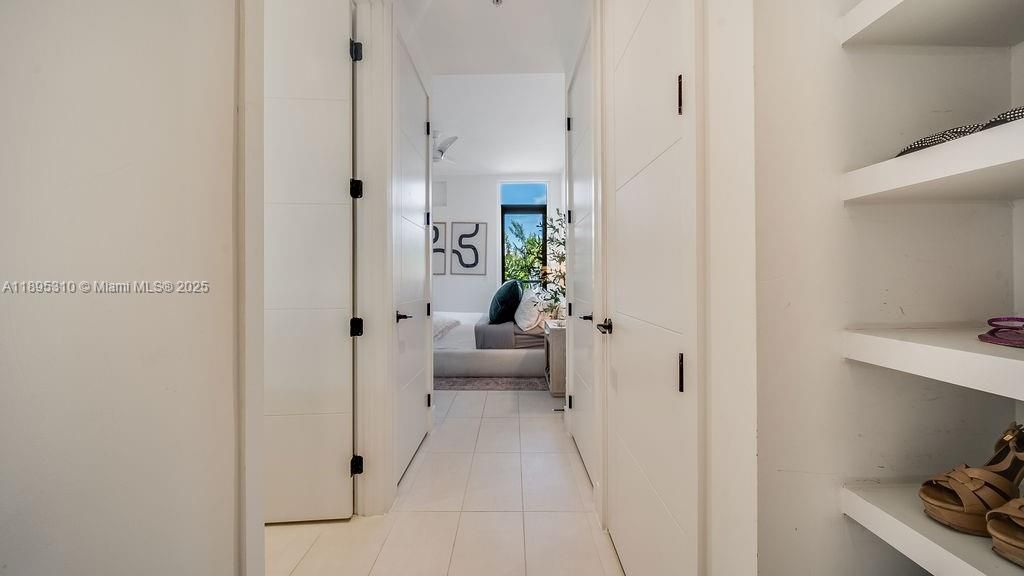 For Sale: $850,000 (1 beds, 2 baths, 975 Square Feet)