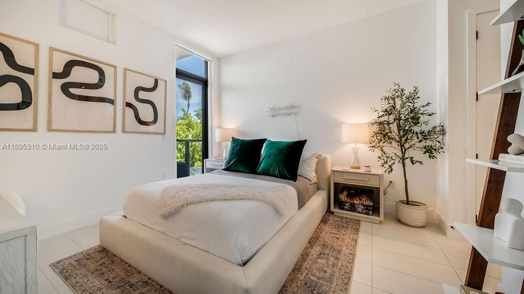 For Sale: $850,000 (1 beds, 2 baths, 975 Square Feet)