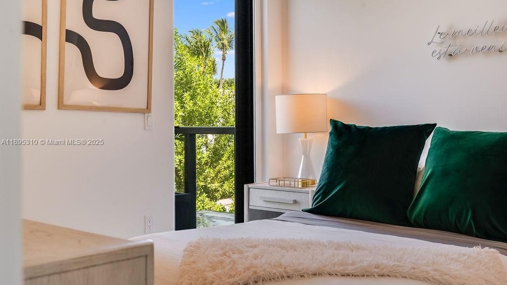 For Sale: $850,000 (1 beds, 2 baths, 975 Square Feet)