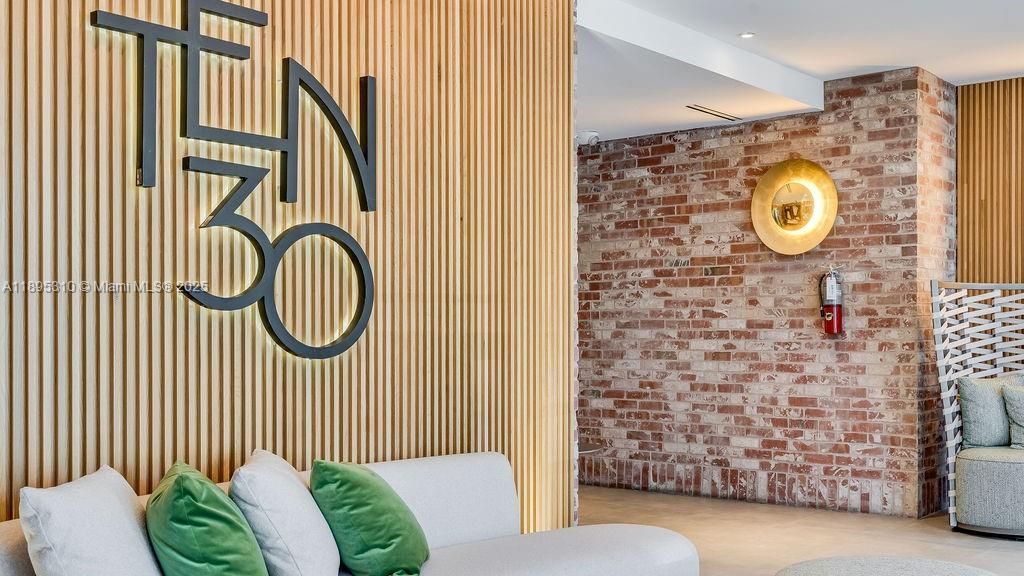 For Sale: $850,000 (1 beds, 2 baths, 975 Square Feet)