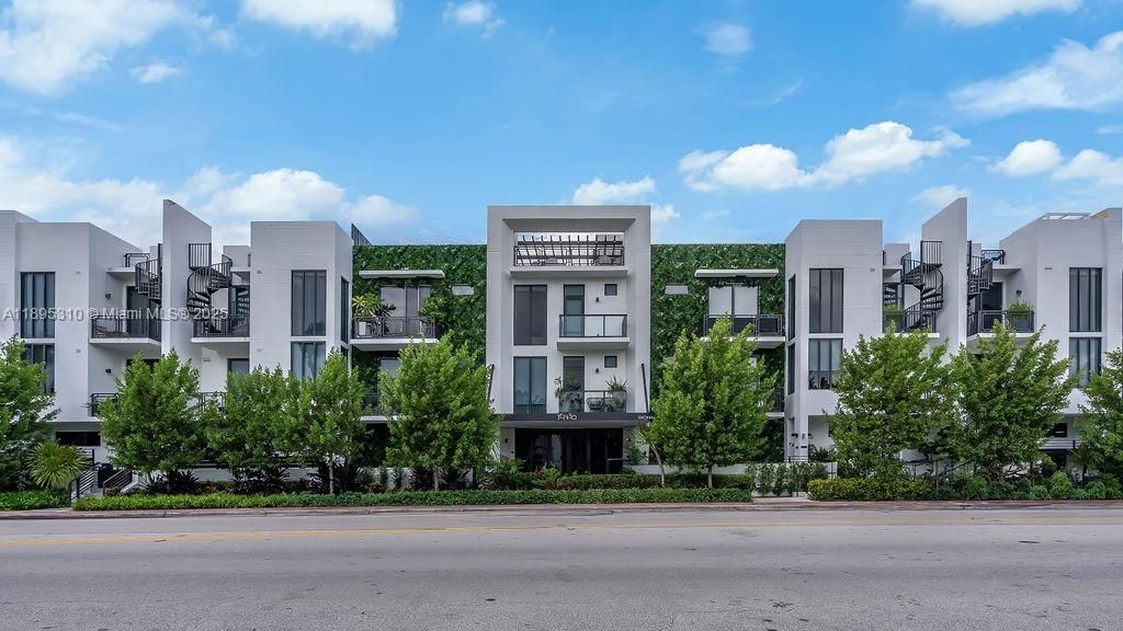 For Sale: $850,000 (1 beds, 2 baths, 975 Square Feet)