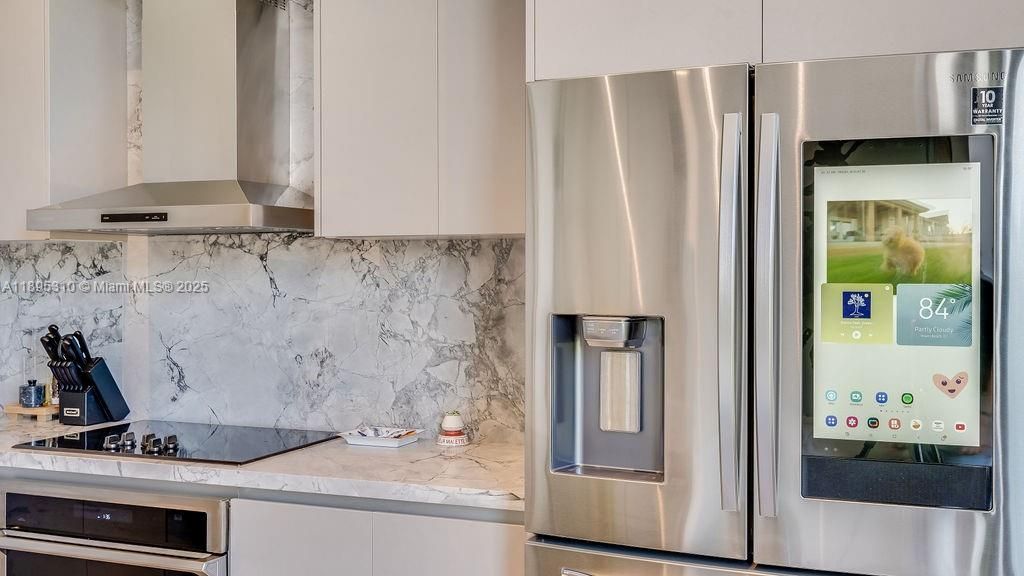 For Sale: $850,000 (1 beds, 2 baths, 975 Square Feet)