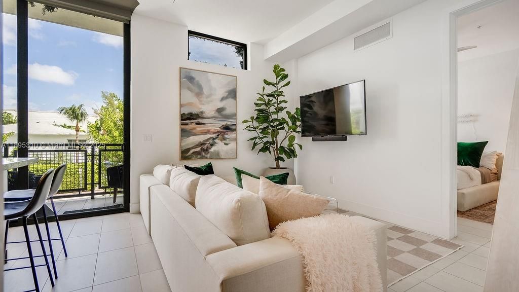 For Sale: $850,000 (1 beds, 2 baths, 975 Square Feet)