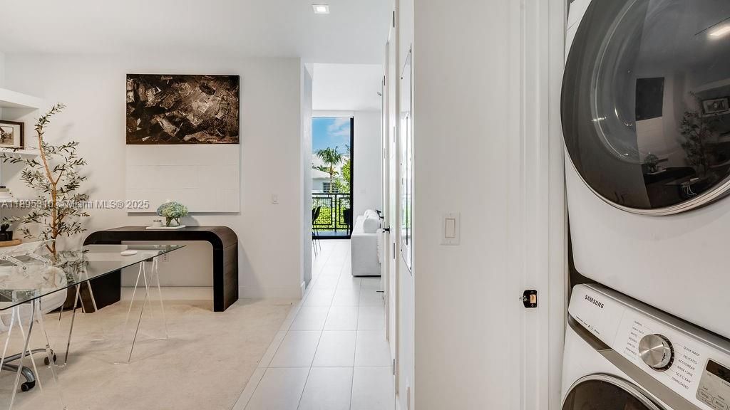 For Sale: $850,000 (1 beds, 2 baths, 975 Square Feet)