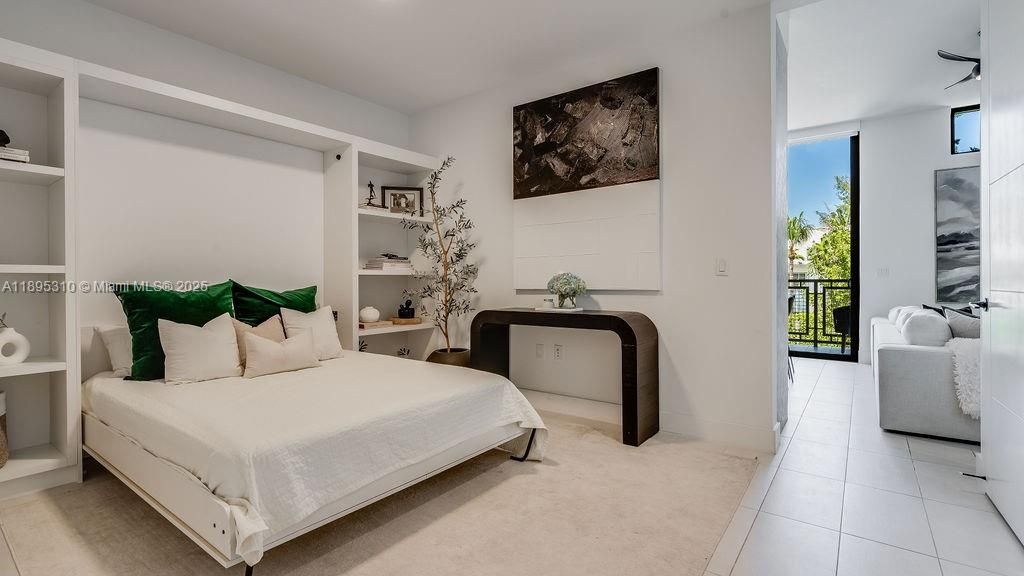 For Sale: $850,000 (1 beds, 2 baths, 975 Square Feet)