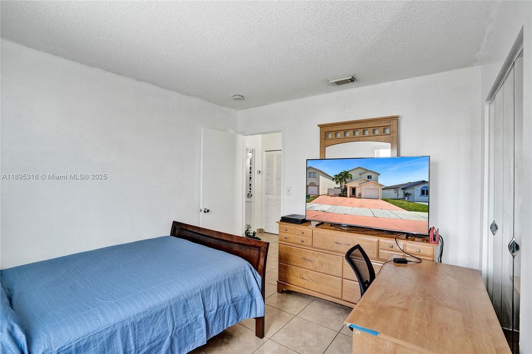 For Sale: $600,000 (3 beds, 3 baths, 1425 Square Feet)