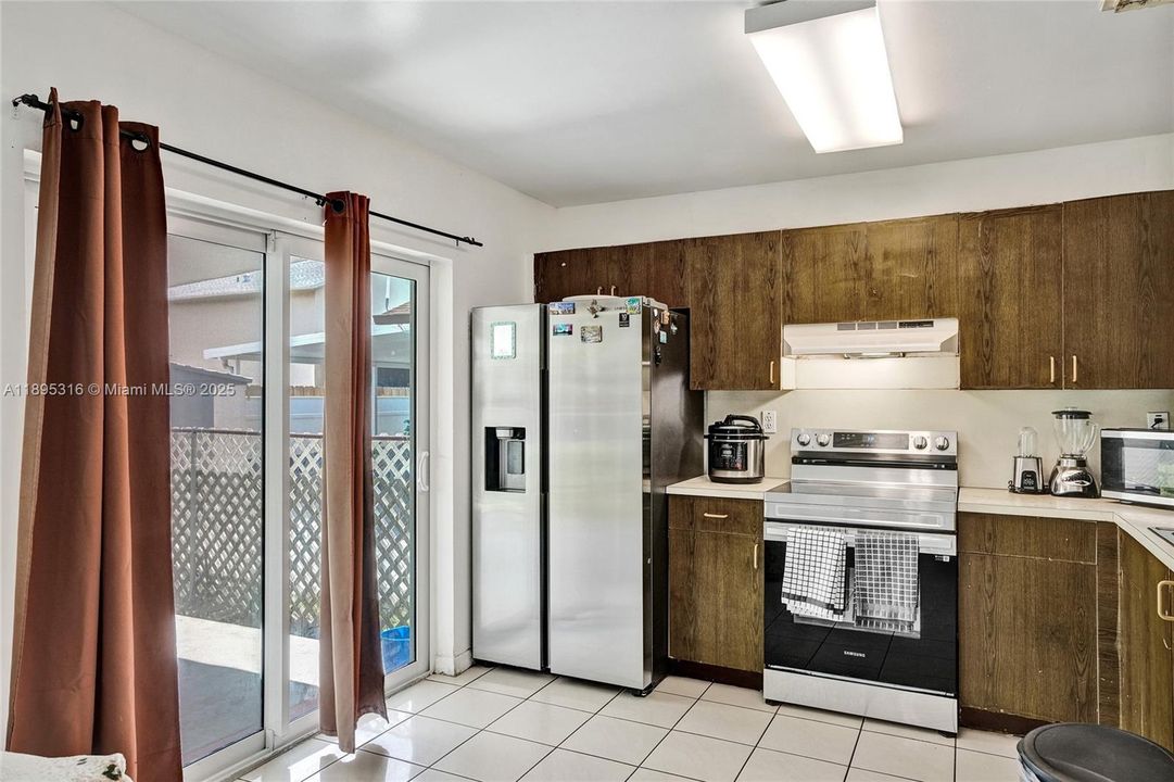 For Sale: $600,000 (3 beds, 3 baths, 1425 Square Feet)