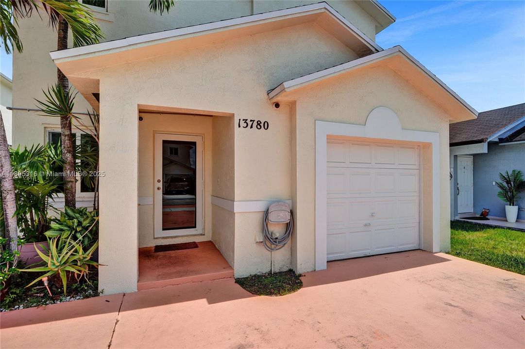 For Sale: $600,000 (3 beds, 3 baths, 1425 Square Feet)