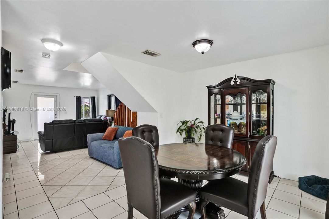 For Sale: $600,000 (3 beds, 3 baths, 1425 Square Feet)