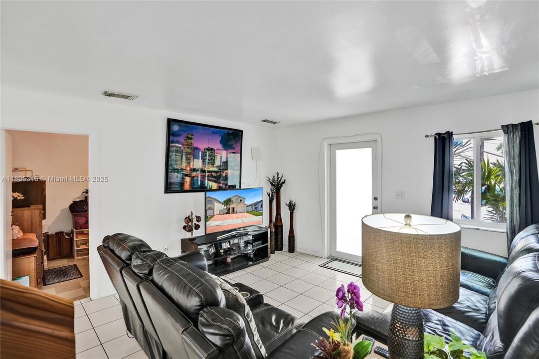 For Sale: $600,000 (3 beds, 3 baths, 1425 Square Feet)