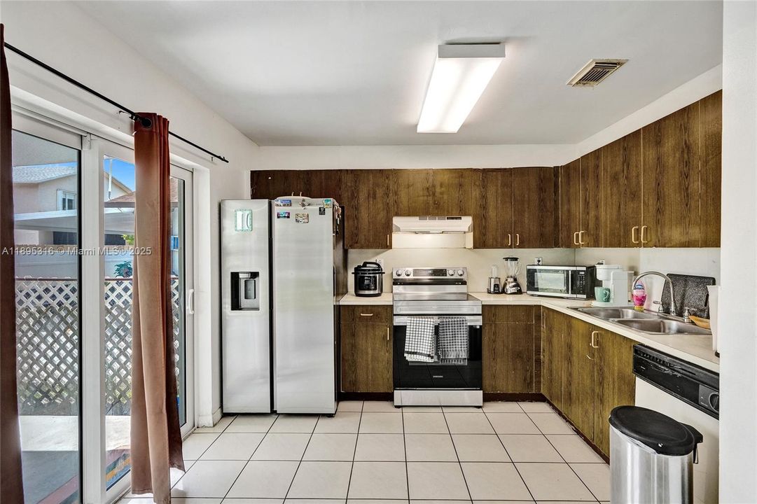 For Sale: $600,000 (3 beds, 3 baths, 1425 Square Feet)