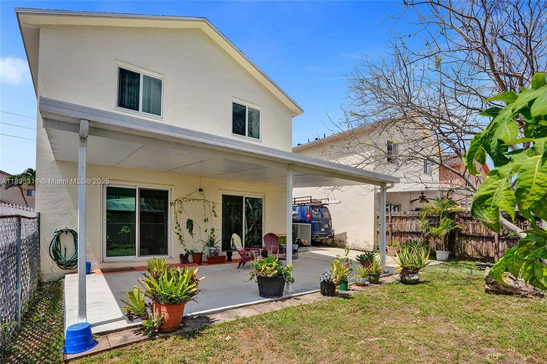 For Sale: $600,000 (3 beds, 3 baths, 1425 Square Feet)