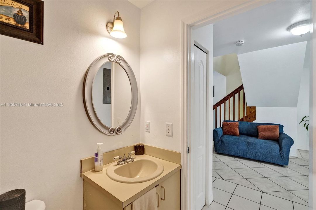 For Sale: $600,000 (3 beds, 3 baths, 1425 Square Feet)