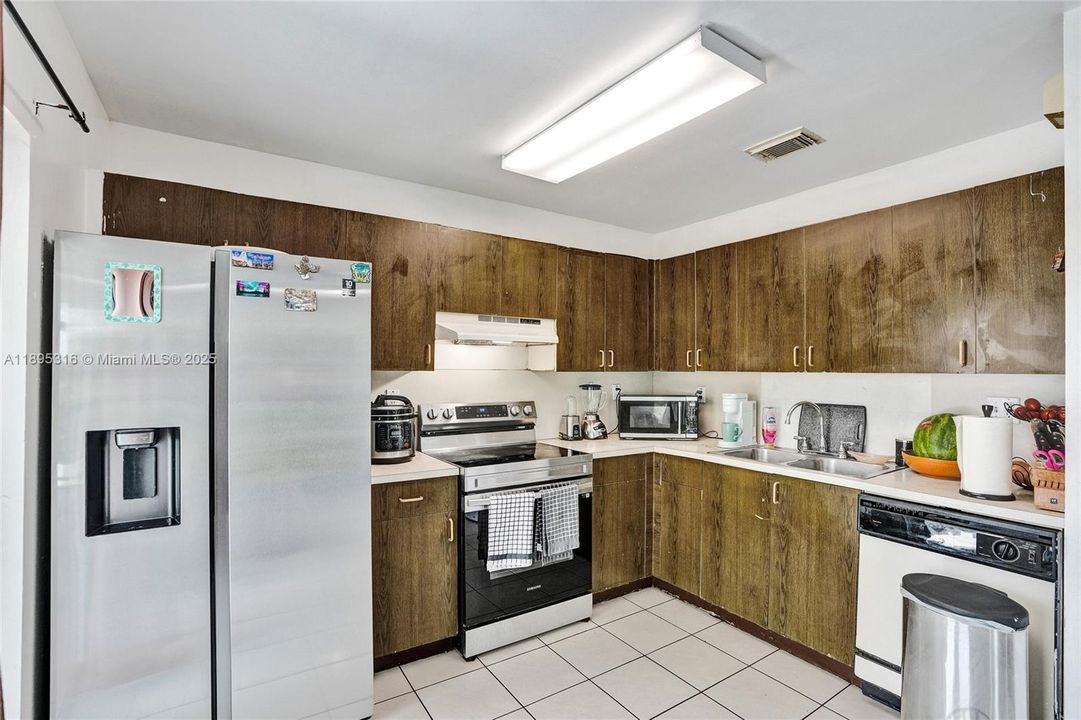 For Sale: $600,000 (3 beds, 3 baths, 1425 Square Feet)