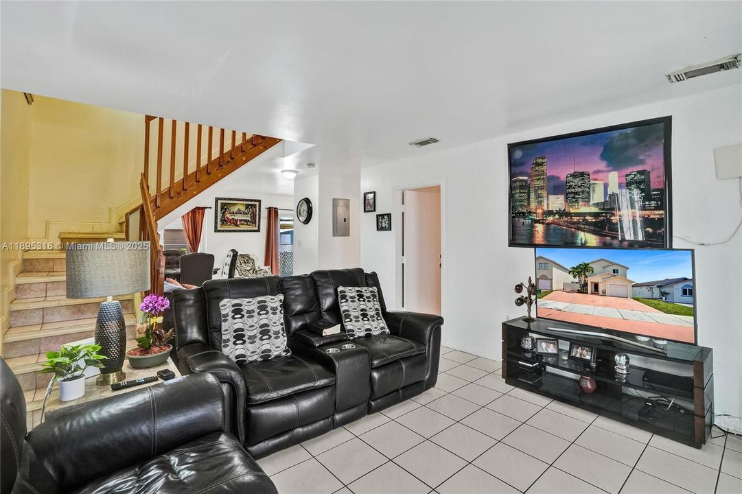 For Sale: $600,000 (3 beds, 3 baths, 1425 Square Feet)