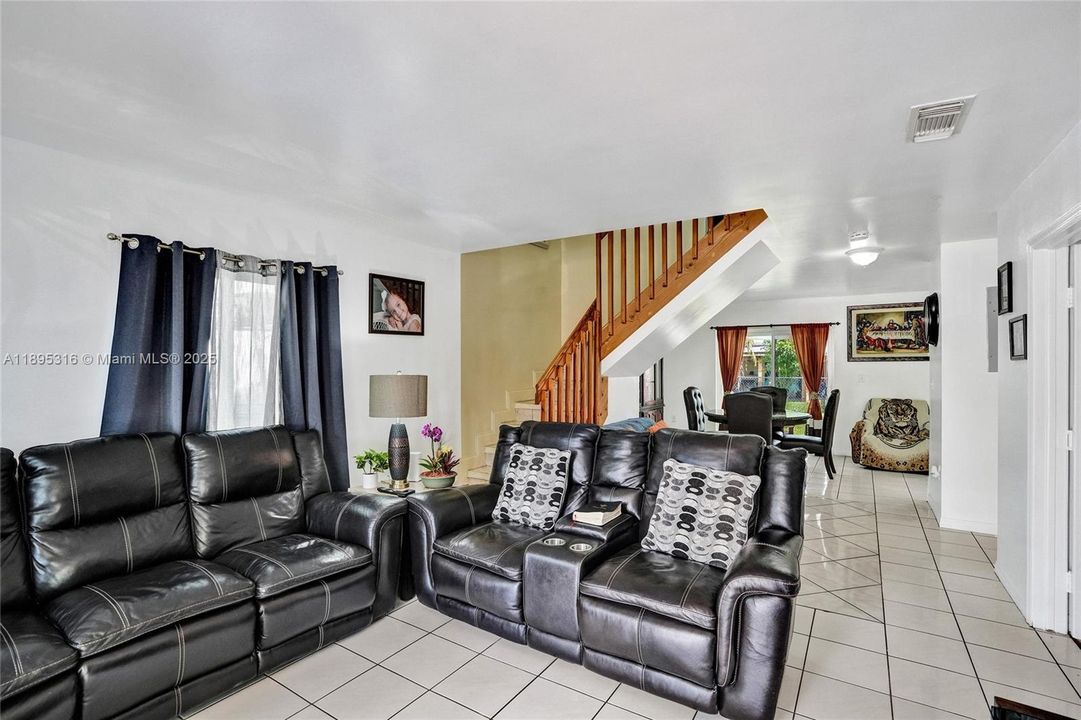 For Sale: $600,000 (3 beds, 3 baths, 1425 Square Feet)