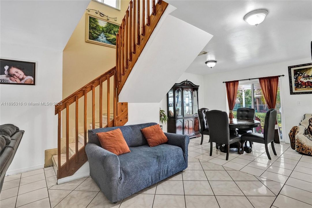 For Sale: $600,000 (3 beds, 3 baths, 1425 Square Feet)