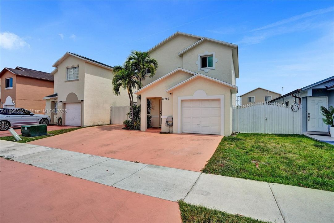 For Sale: $600,000 (3 beds, 3 baths, 1425 Square Feet)