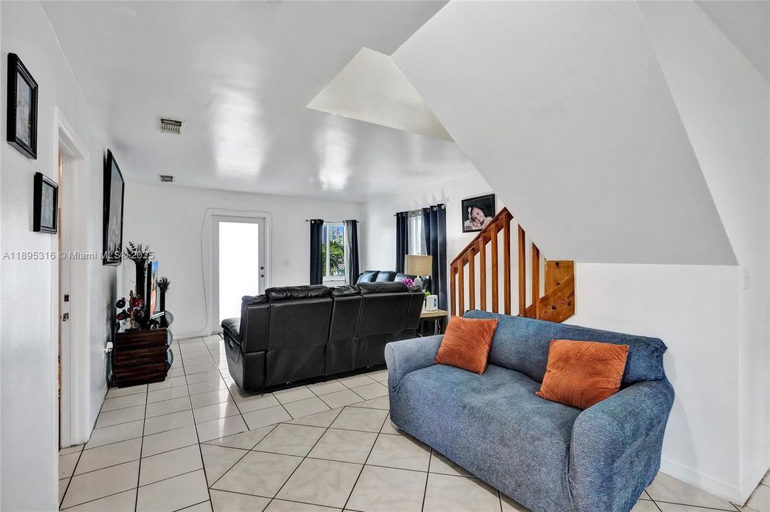 For Sale: $600,000 (3 beds, 3 baths, 1425 Square Feet)