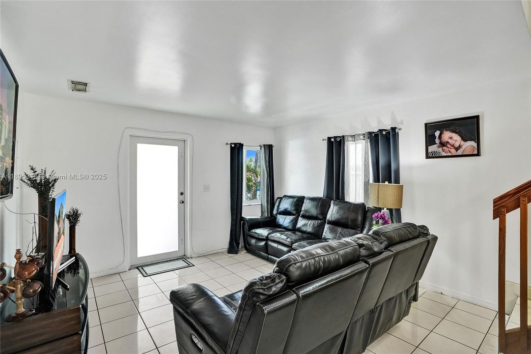 For Sale: $600,000 (3 beds, 3 baths, 1425 Square Feet)